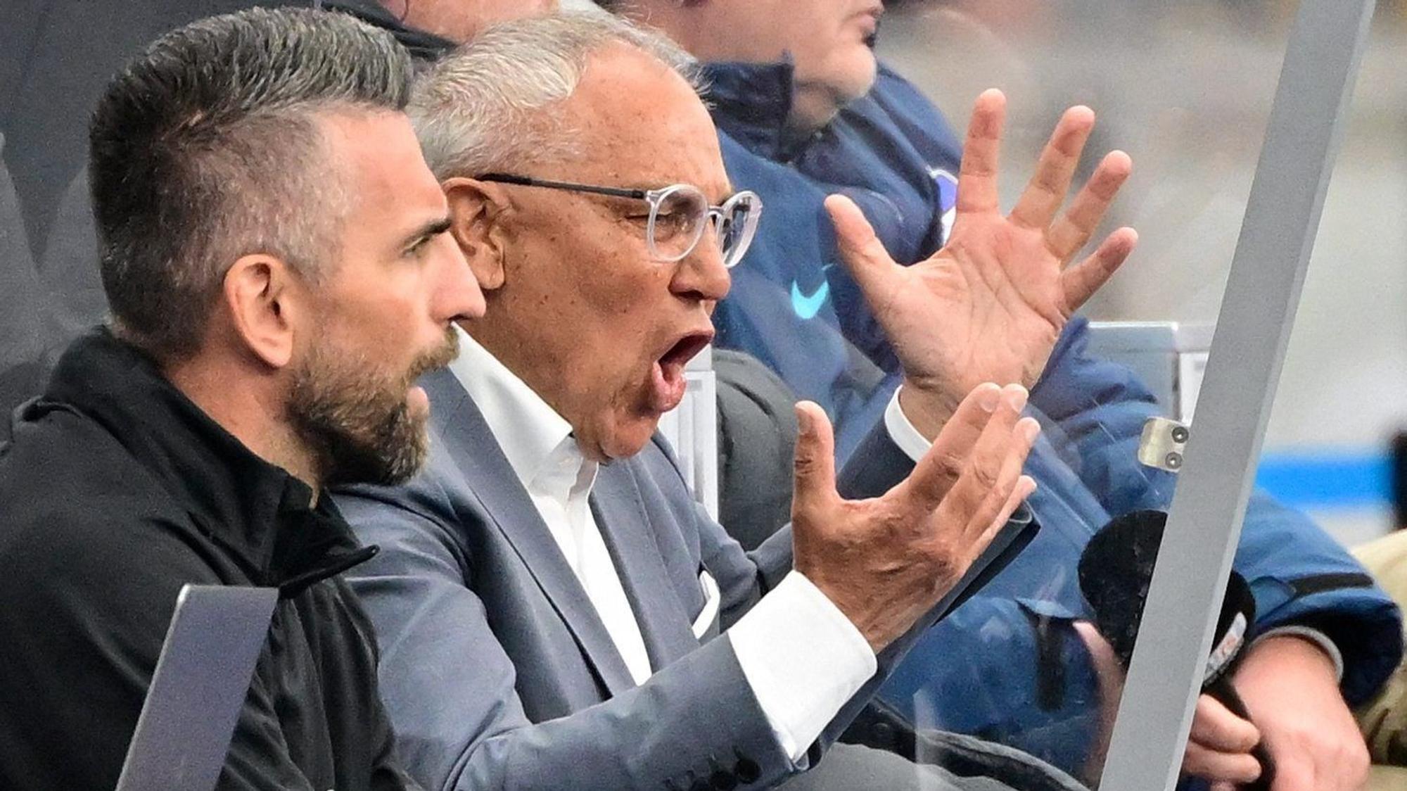 Felix Magath ärgert sich beim Hertha-Spiel gegen den VfB Stuttgart auf der Trainerbank.