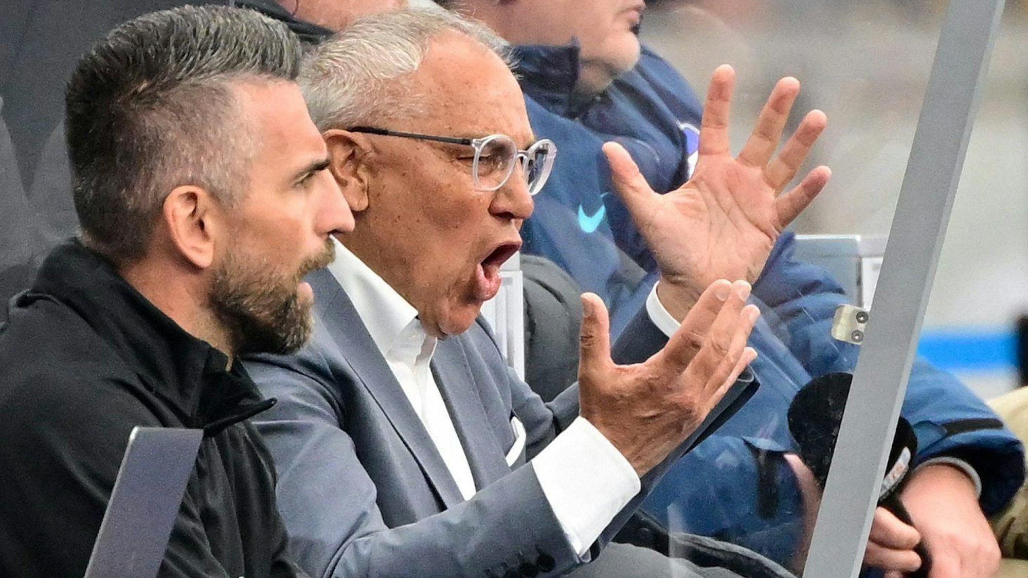 Felix Magath ärgert sich beim Hertha-Spiel gegen den VfB Stuttgart auf der Trainerbank.