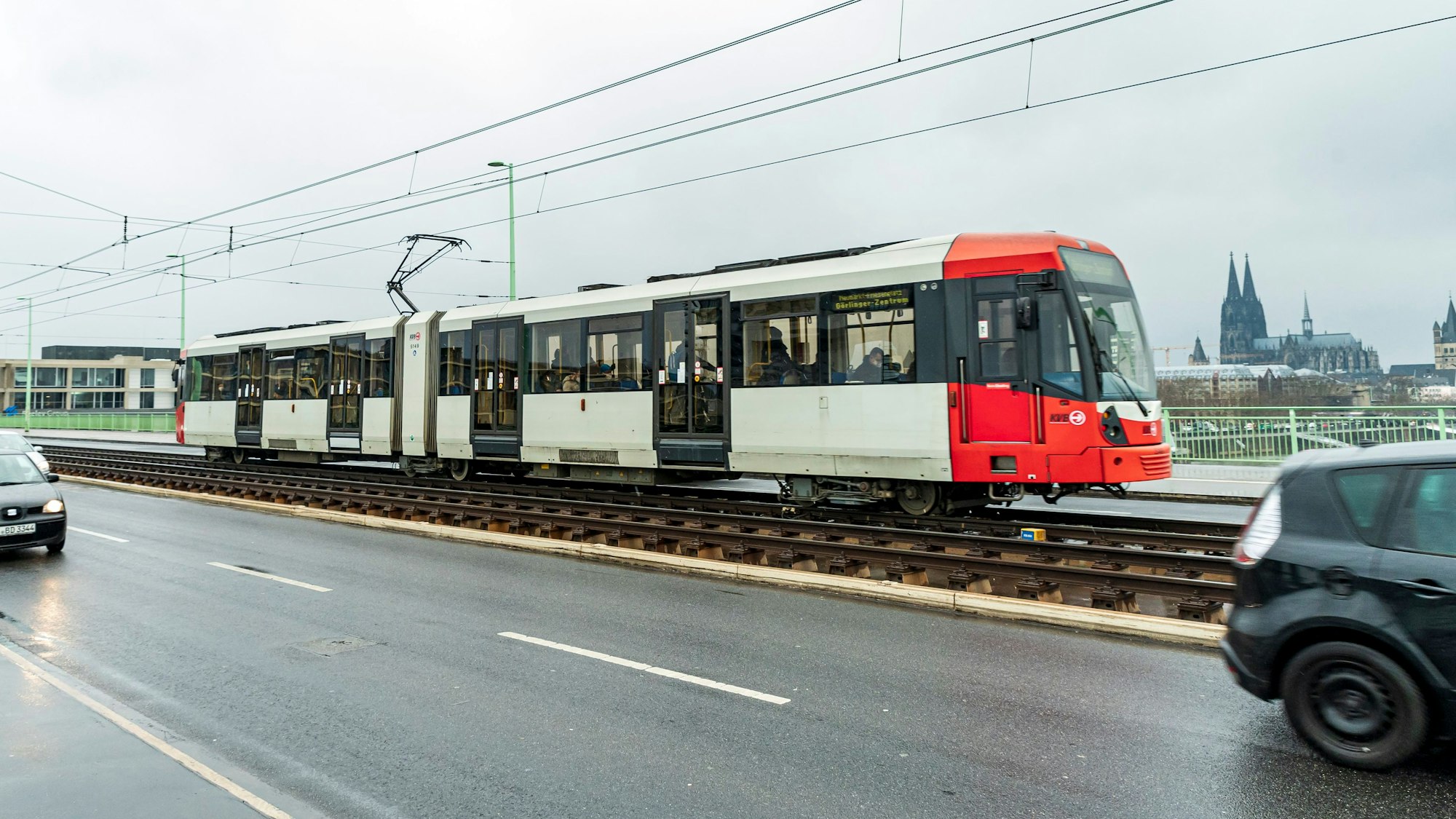 Ein Einzelzug der KVB-Straßenbahn-Linie 3 fährt über die Severinsbrücke.