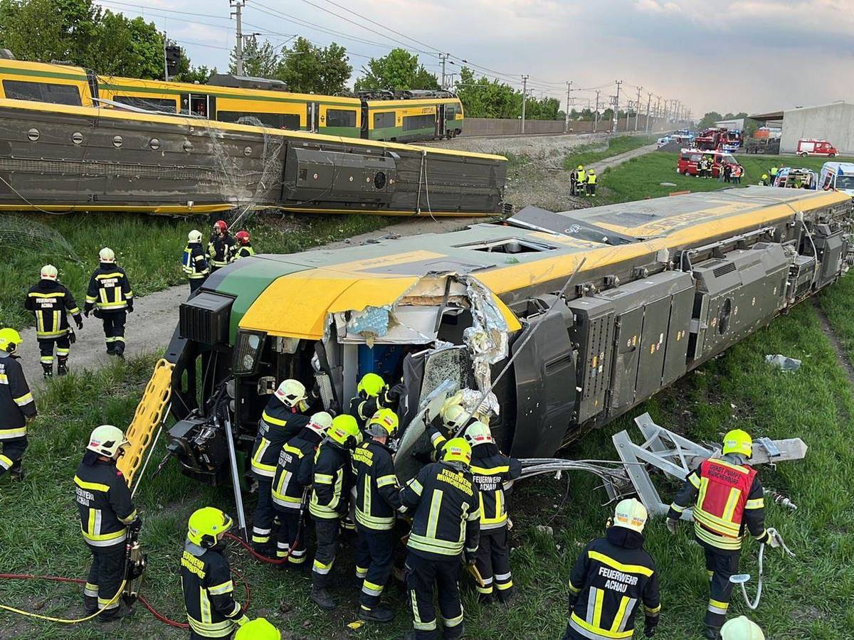 Bei einem Zugunglück in Österreich ist am Montagabend (9. Mai 2022) ein Waggon eines Zuges entgleist.