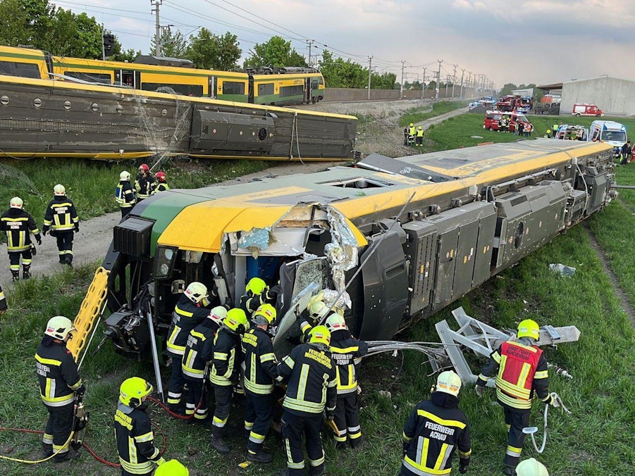 Bei einem Zugunglück in Österreich ist am Montagabend (9. Mai 2022) ein Waggon eines Zuges entgleist.