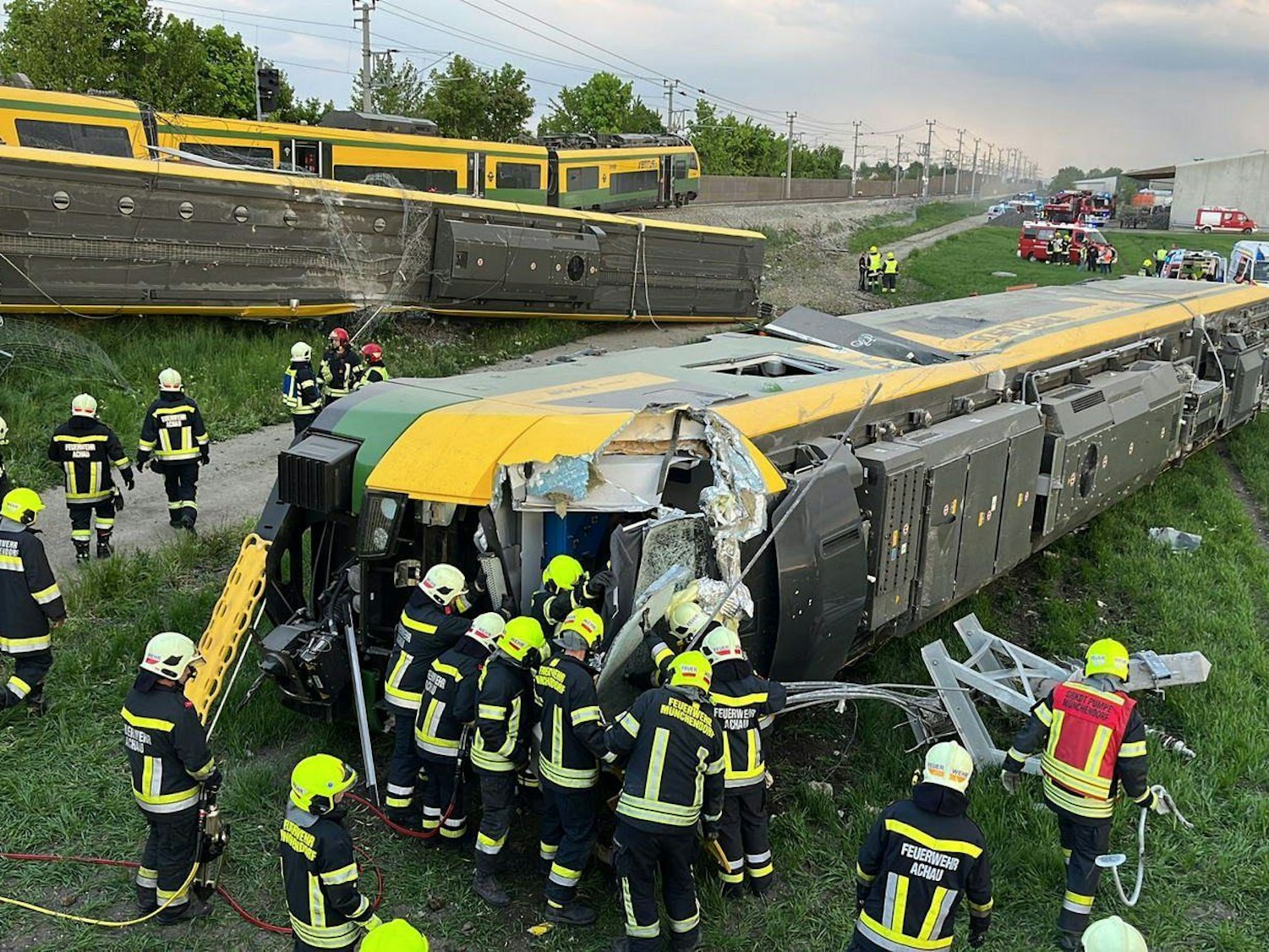 Bei einem Zugunglück in Österreich ist am Montagabend (9. Mai 2022) ein Waggon eines Zuges entgleist.