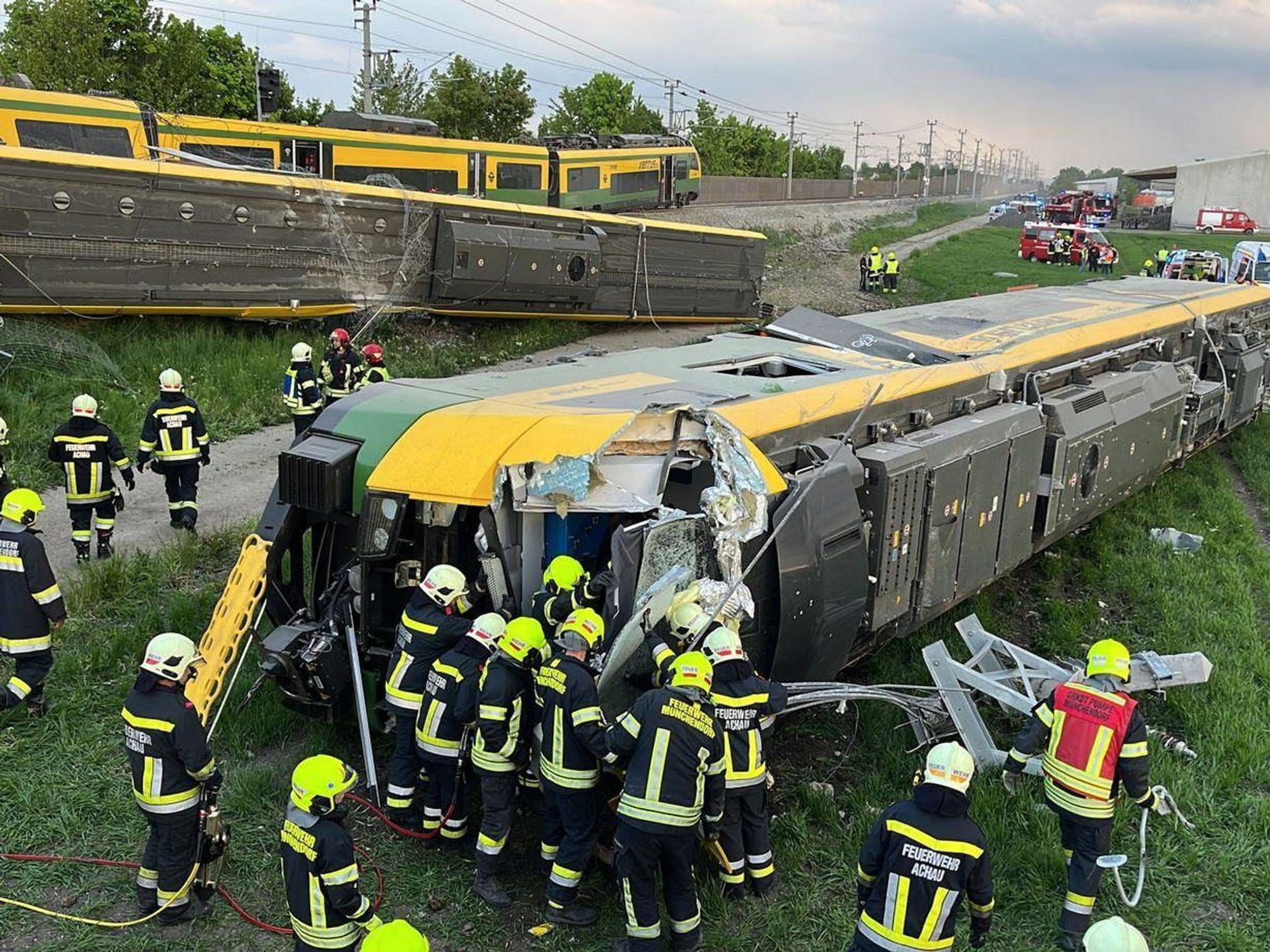 Bei einem Zugunglück in Österreich ist am Montagabend (9. Mai 2022) ein Waggon eines Zuges entgleist.