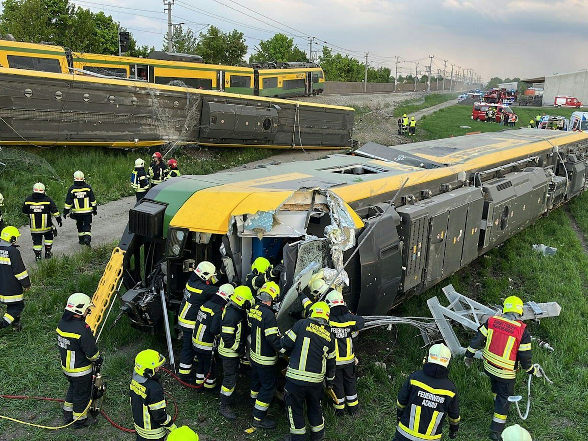 Bei einem Zugunglück in Österreich ist am Montagabend (9. Mai 2022) ein Waggon eines Zuges entgleist.