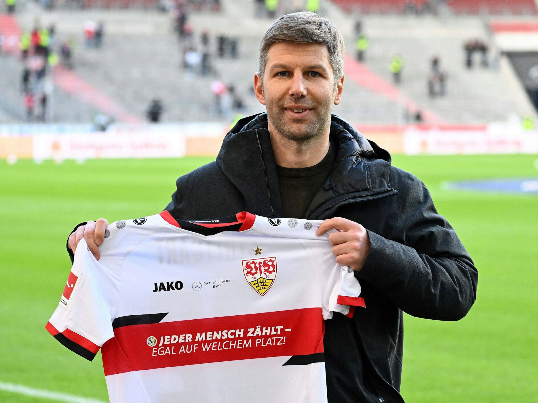 Thomas Hitzlsperger vom VfB Stuttgart zeigt das Sondertrikot zum Thema Inklusion.