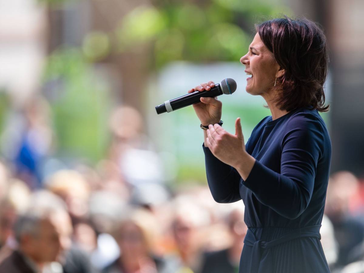 Wahlkampfauftritt der Grünen: Annalena Baerbock wurde in Wuppertal mit rohen Eiern beworfen. Das Foto zeigt die Außenministerin bei ihrem Wahlkampfauftritt am 8. Mai 2022 in Aachen.