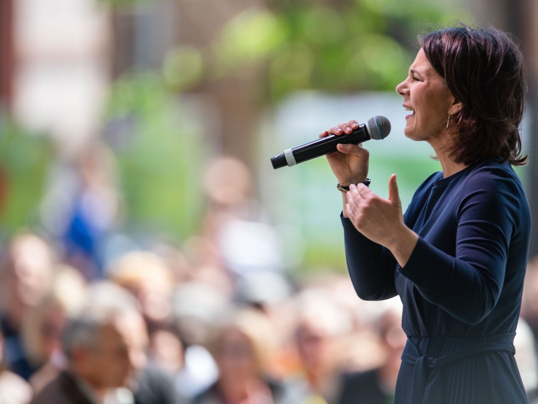 Wahlkampfauftritt der Grünen: Annalena Baerbock wurde in Wuppertal mit rohen Eiern beworfen. Das Foto zeigt die Außenministerin bei ihrem Wahlkampfauftritt am 8. Mai 2022 in Aachen.