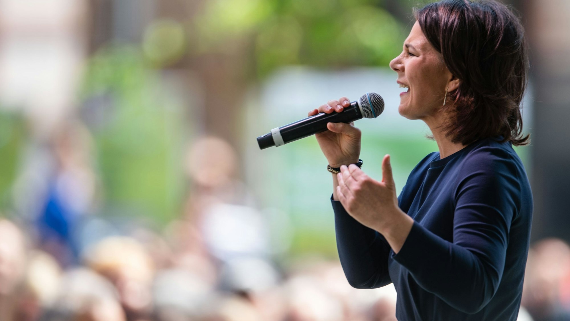 Wahlkampfauftritt der Grünen: Annalena Baerbock wurde in Wuppertal mit rohen Eiern beworfen. Das Foto zeigt die Außenministerin bei ihrem Wahlkampfauftritt am 8. Mai 2022 in Aachen.