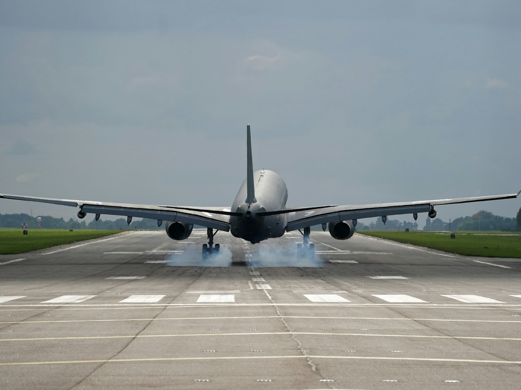 Eine mexikanische Passagiermaschine ist beim Landeanflug nur knapp einer Kollision auf der Rollbahn entkommen. Das Symbolbild zeigt ein Flugzeug während einer Landung am 16. August 2021 in Brize Norton.