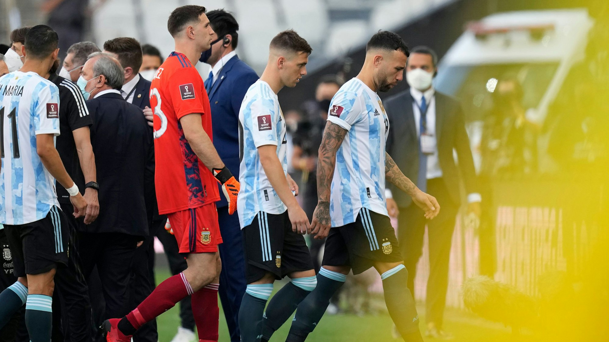 Die argentinischen Spieler Nicolas Otamendi, Giovani Lo Celso und Torhüter Emiliano Martinez verlassen das Spielfeld während der ersten Halbzeit. Das WM-Quali-Spiel gegen Brasilien im September 2021 wurde abgebrochen.