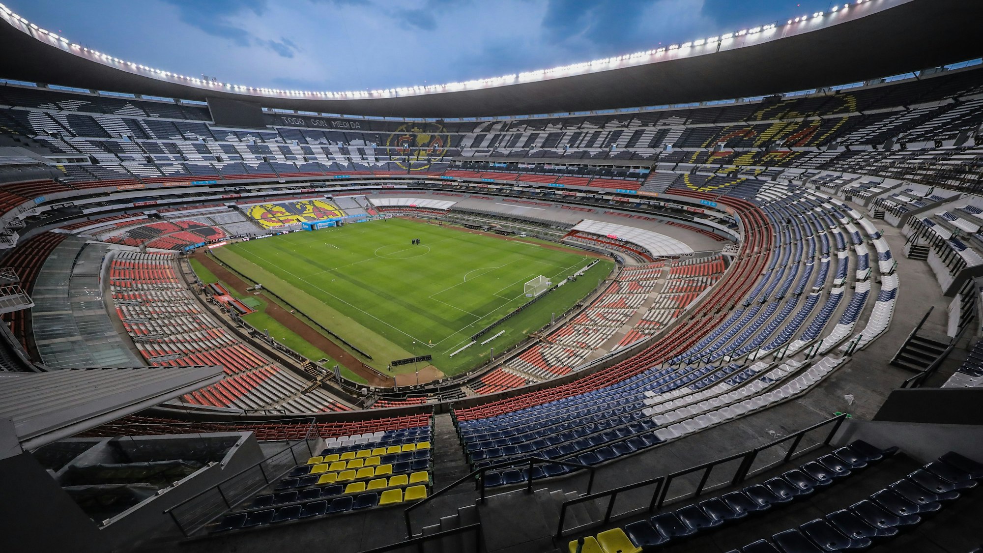 Ein Blick auf die leeren Tribünen im Aztekenstadion