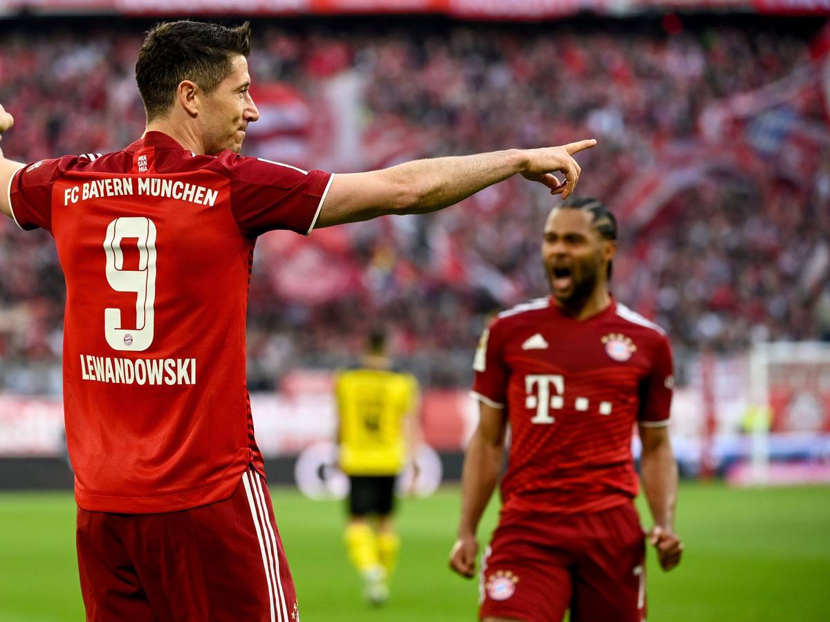 Robert Lewandowski und Serge Gnabry feiern auf dem Platz einen Treffer gegen Borussia Dortmund. Hasan Salihamidzic hat sich zu einer Verlängerung der beiden Bayern-Stars geäußert.