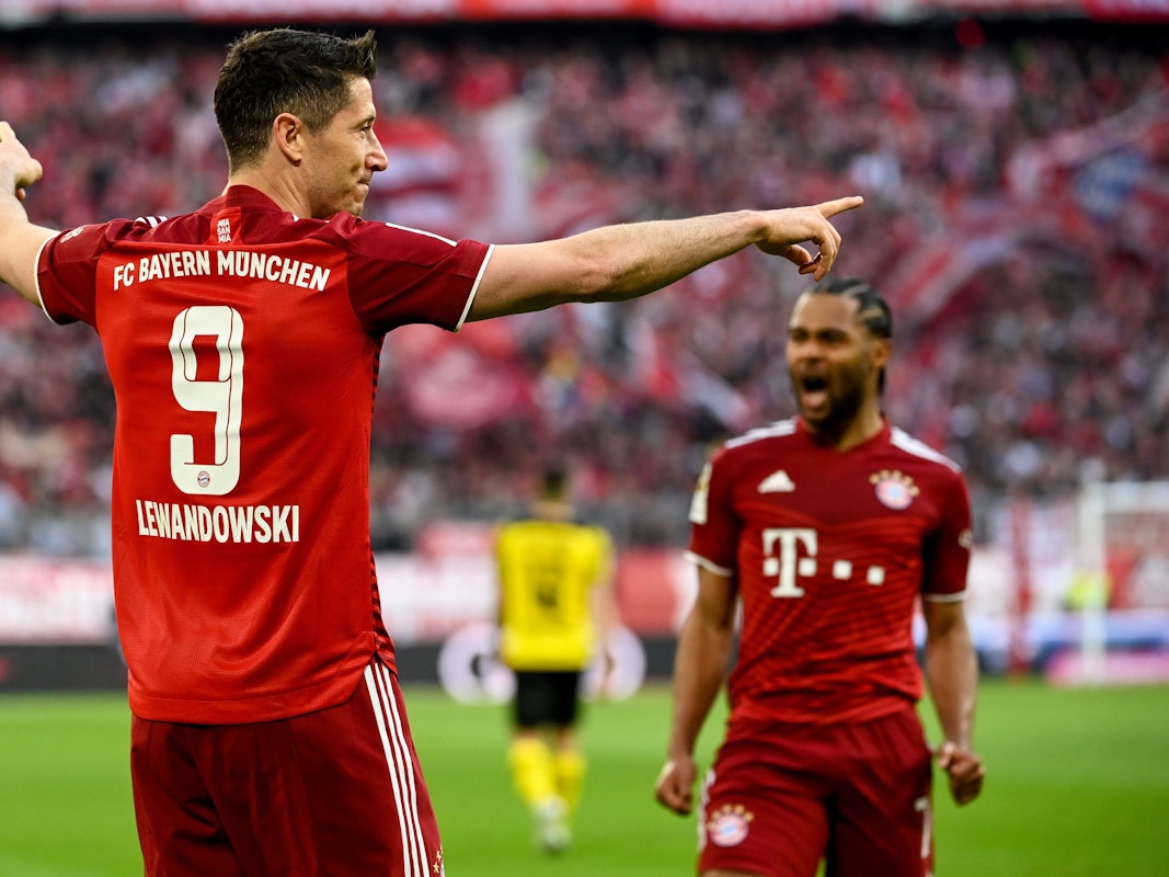 Robert Lewandowski und Serge Gnabry feiern auf dem Platz einen Treffer gegen Borussia Dortmund. Hasan Salihamidzic hat sich zu einer Verlängerung der beiden Bayern-Stars geäußert.