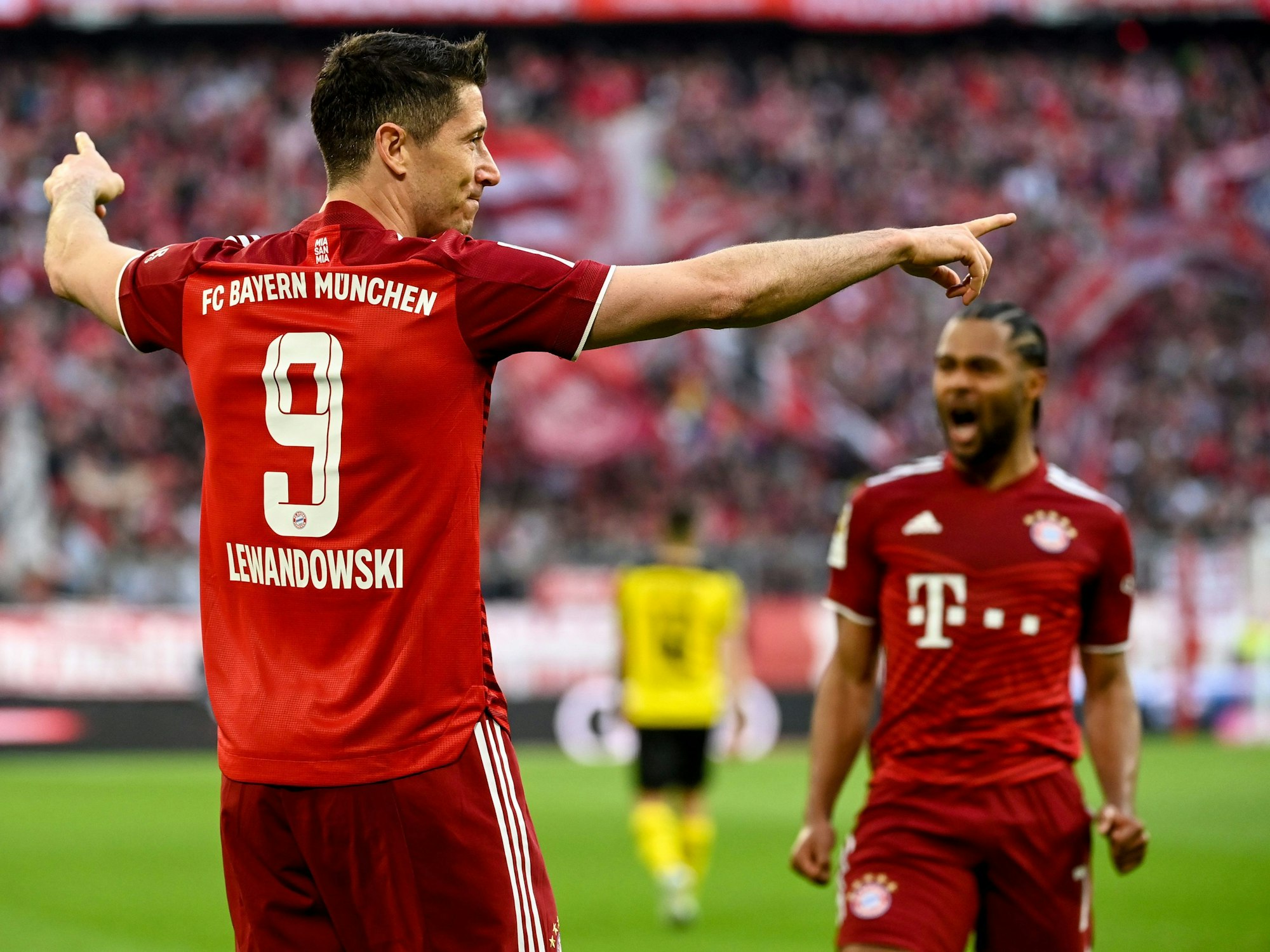 Robert Lewandowski und Serge Gnabry feiern auf dem Platz einen Treffer gegen Borussia Dortmund. Hasan Salihamidzic hat sich zu einer Verlängerung der beiden Bayern-Stars geäußert.