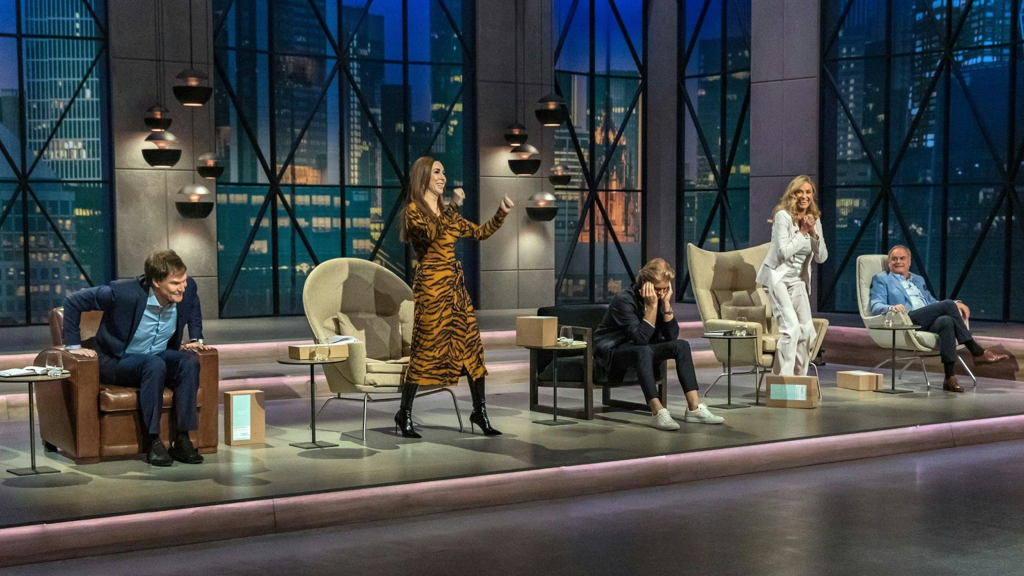 Carsten Maschmeyer (l.), Judith Williams (2.v.l.) und Dagmar Wöhrl freuen sich über den Deal mit den Gründern von "Send Me Pack".
Die Verwendung des sendungsbezogenen Materials ist nur mit dem Hinweis und Verlinkung auf RTL+  gestattet.