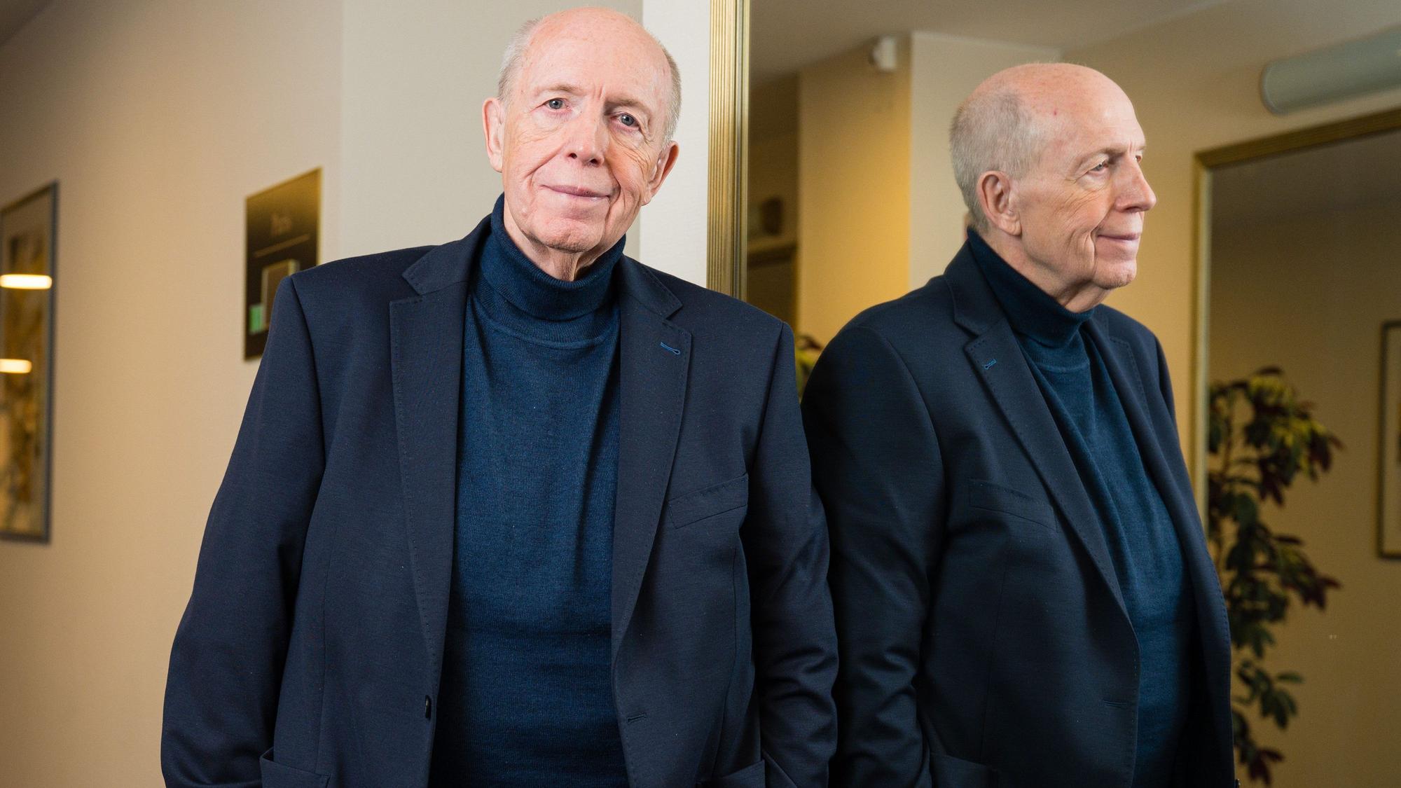 Reiner Calmund steht nach einem Gespräch an einem Spiegel.