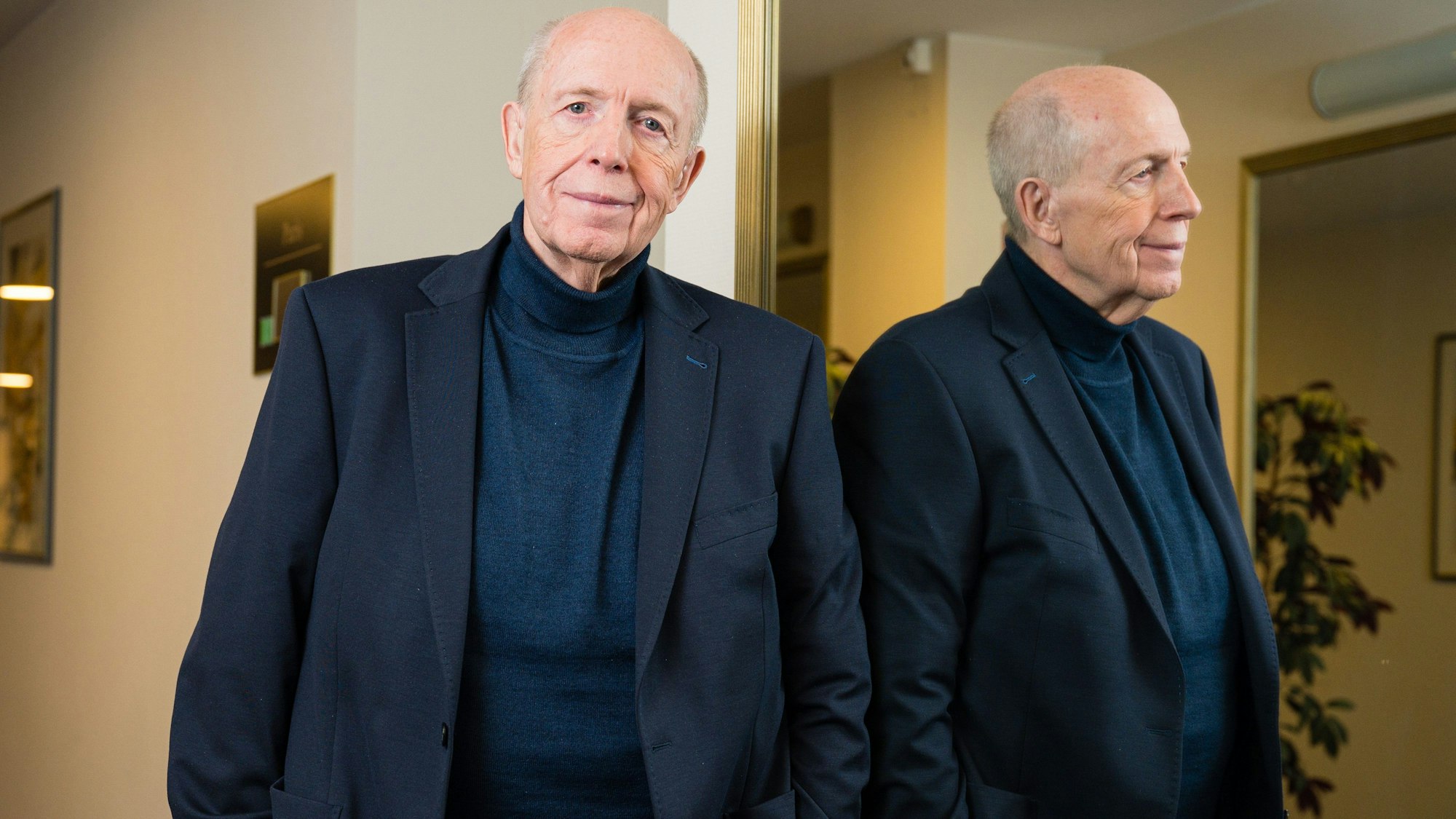 Reiner Calmund steht nach einem Gespräch an einem Spiegel.