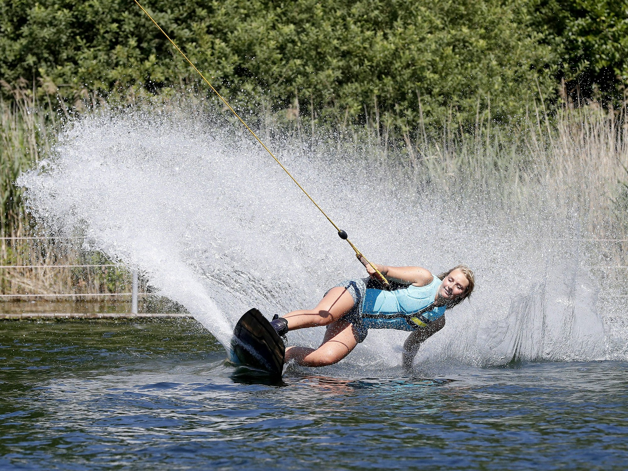 Eine Frau fährt auf dem Bleibtreusee in der Nähe von Köln Wasserski.
