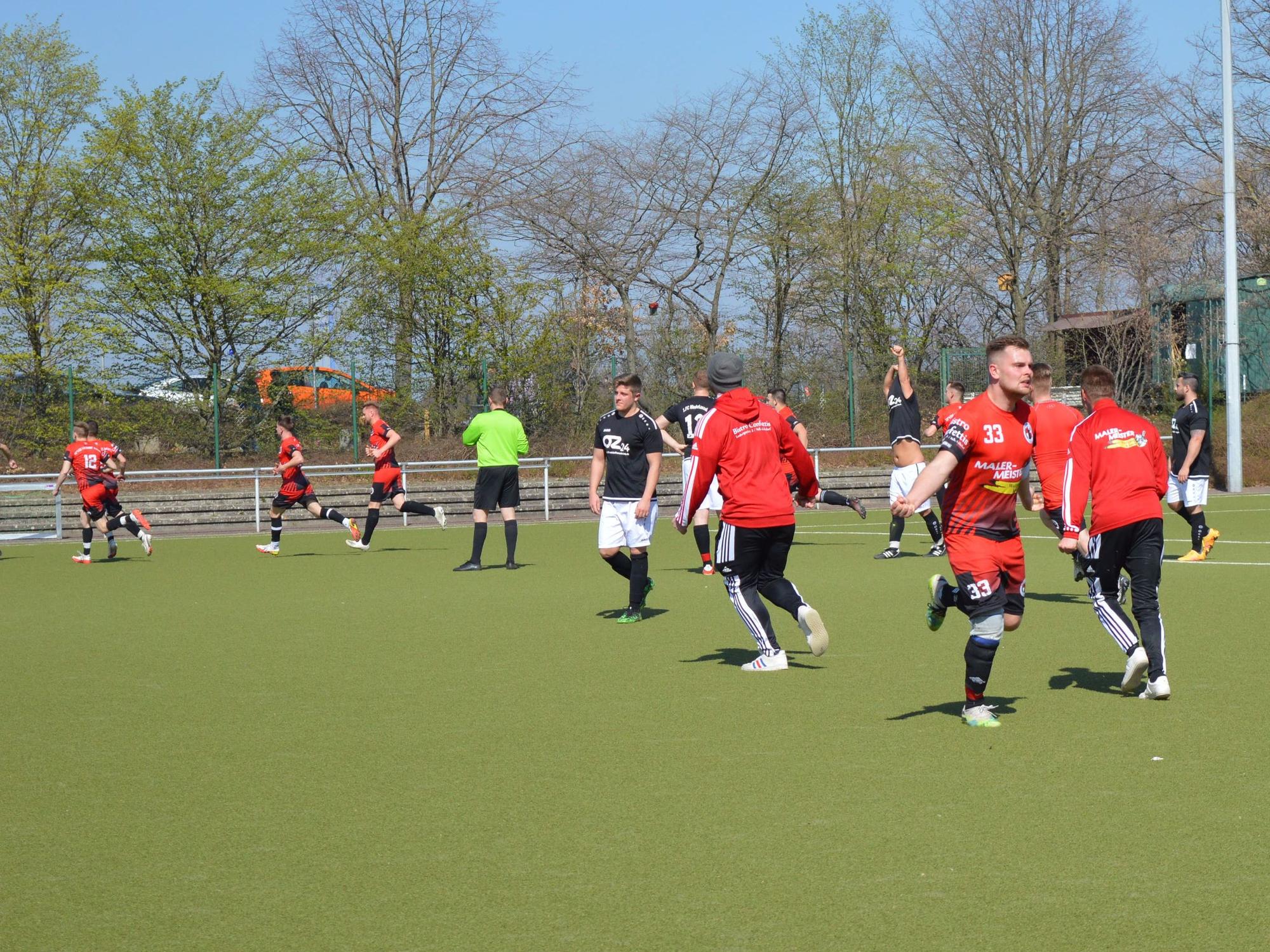 Jubel der Spielvereinigung Lülsdorf-Ranzel bejubelt den Siegtreffer gegen Niederkassel.