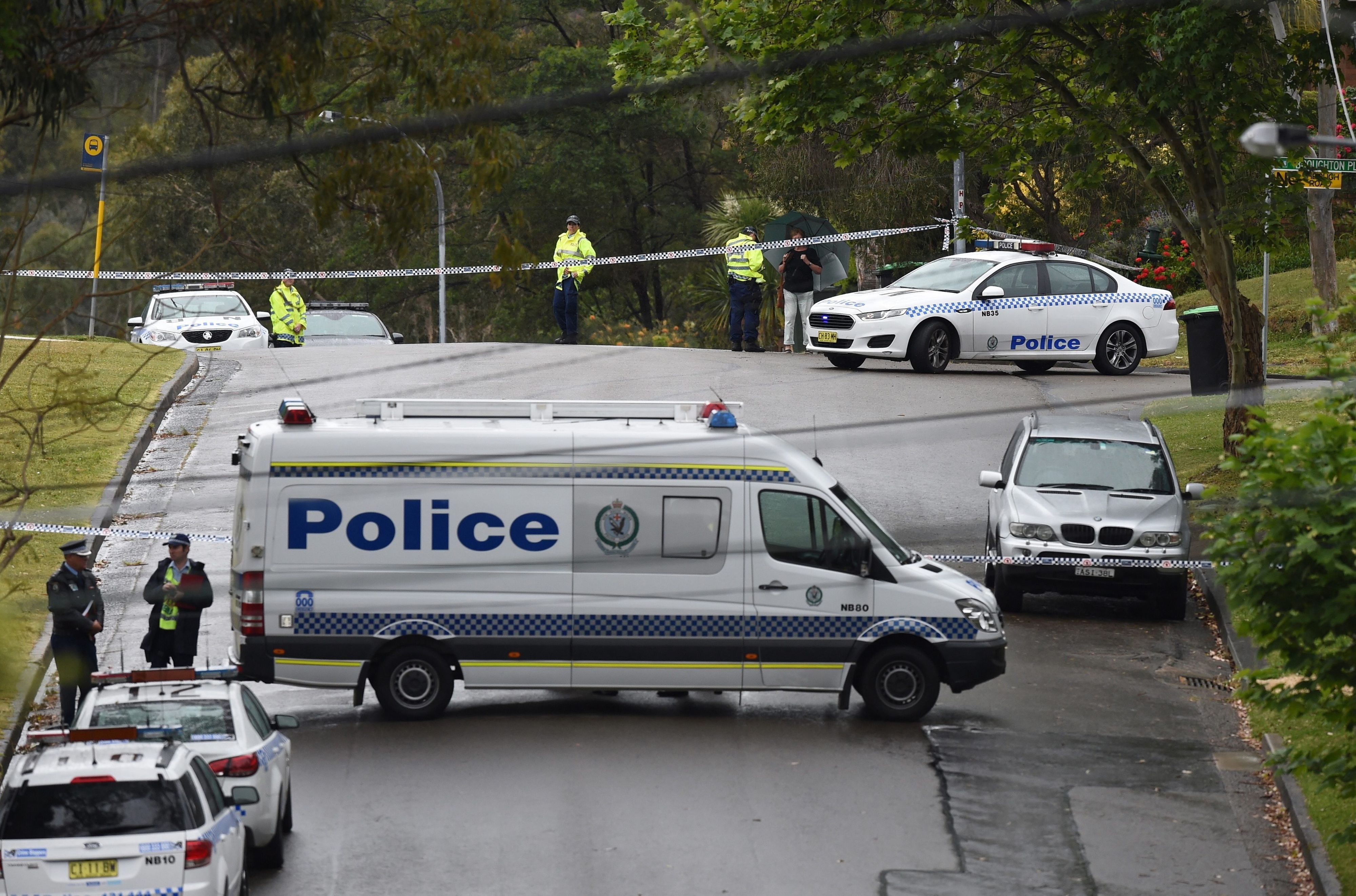 Das Foto zeigt australische Polizisten und Polizistinnen im Oktober 2016, die ein Haus in Davidson untersuchten, in dem vier Menschen tot aufgefunden wurden.