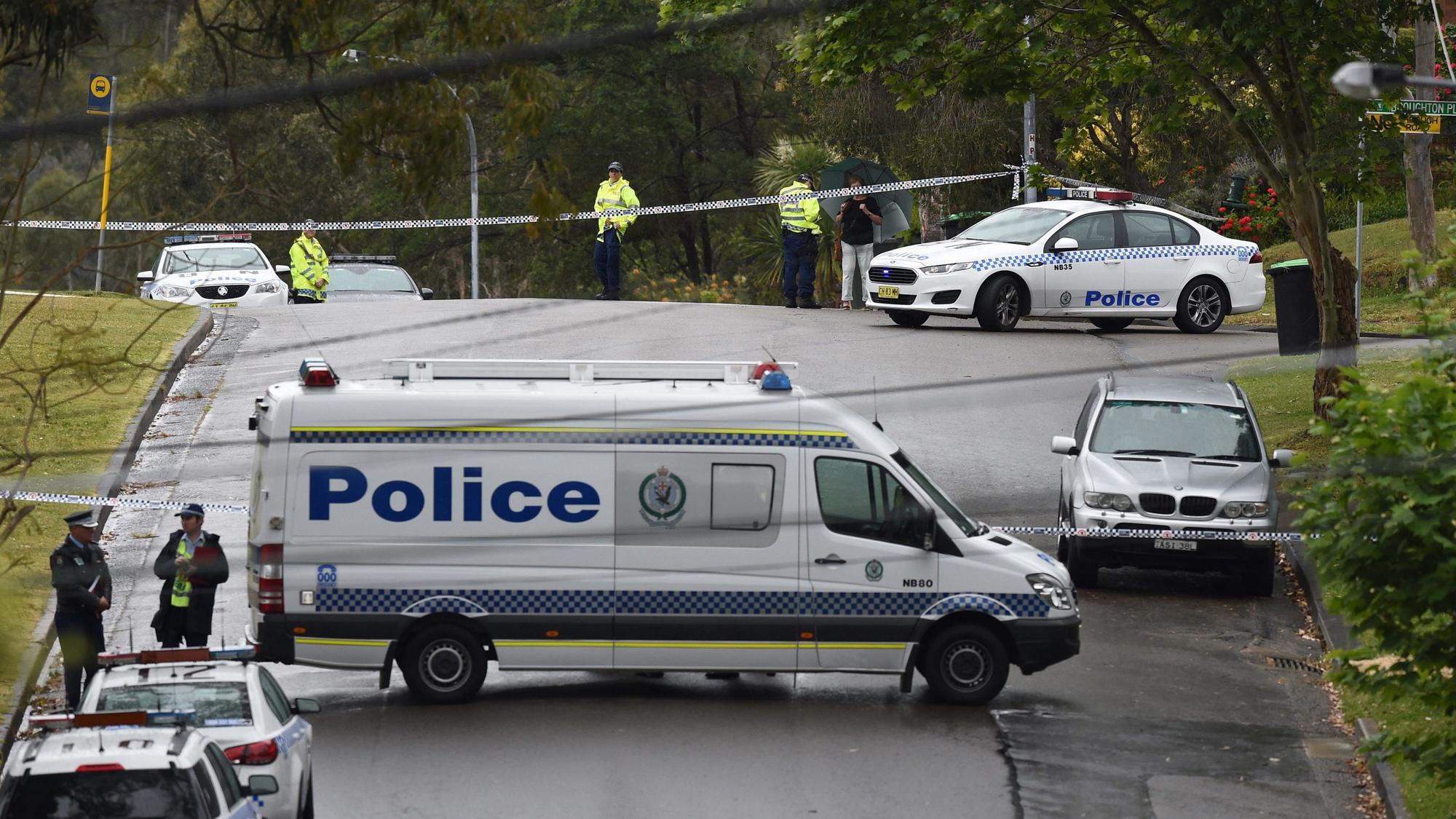 Das Foto zeigt australische Polizisten und Polizistinnen im Oktober 2016, die ein Haus in Davidson untersuchten, in dem vier Menschen tot aufgefunden wurden.