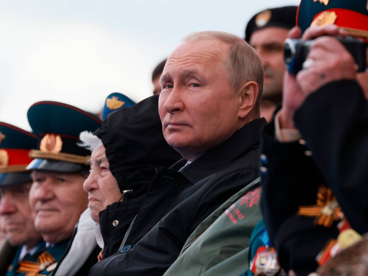Wladimir Putin während der Parade am 9. Mai 2022 in Moskau. Das gesicht wirkt aufgedunsen und wächsern.