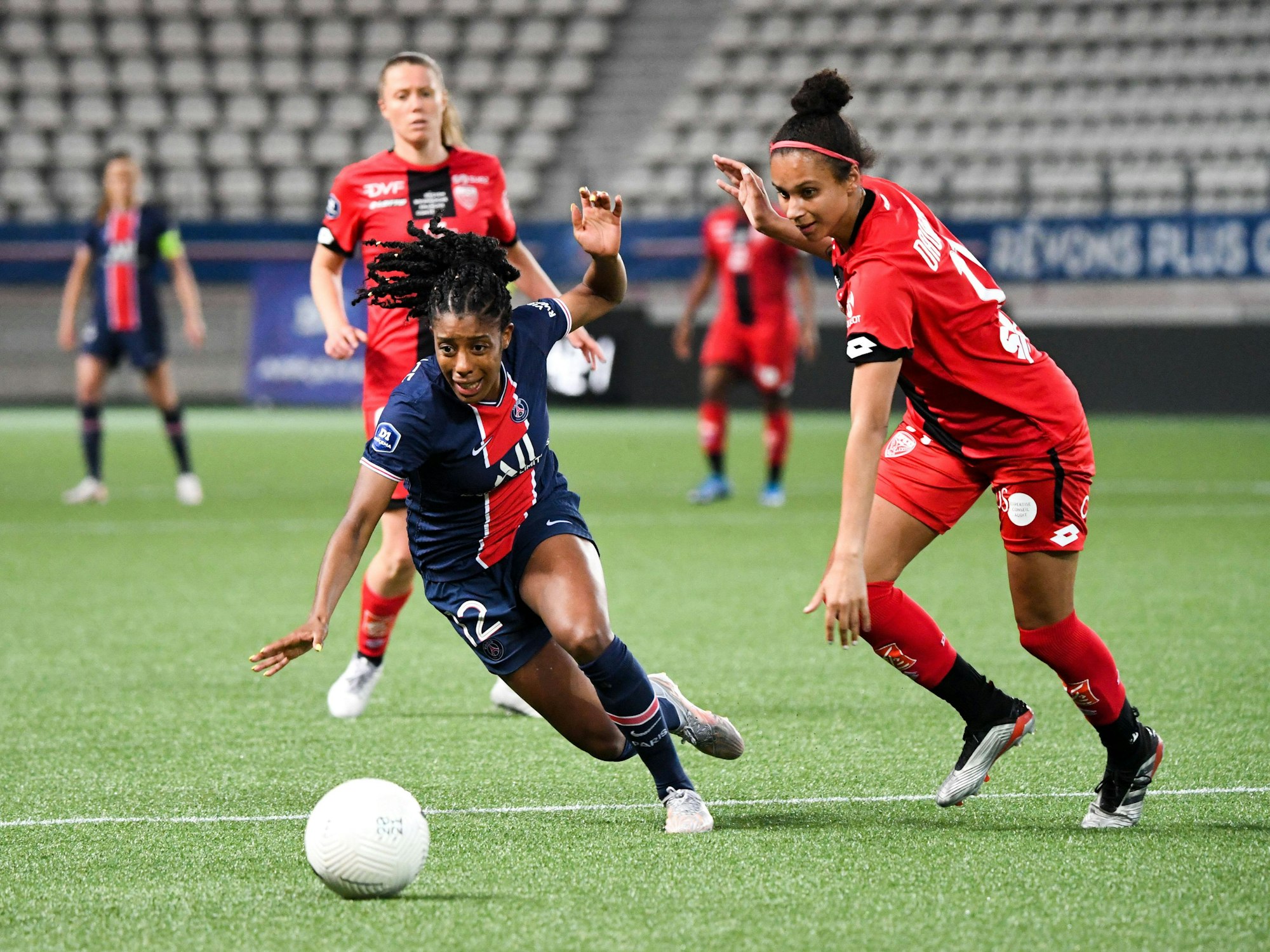 FC-Neuzugang Genessee Daughetee (r.) im Zweikampf mit Ashley Elizabeth Lawrence.