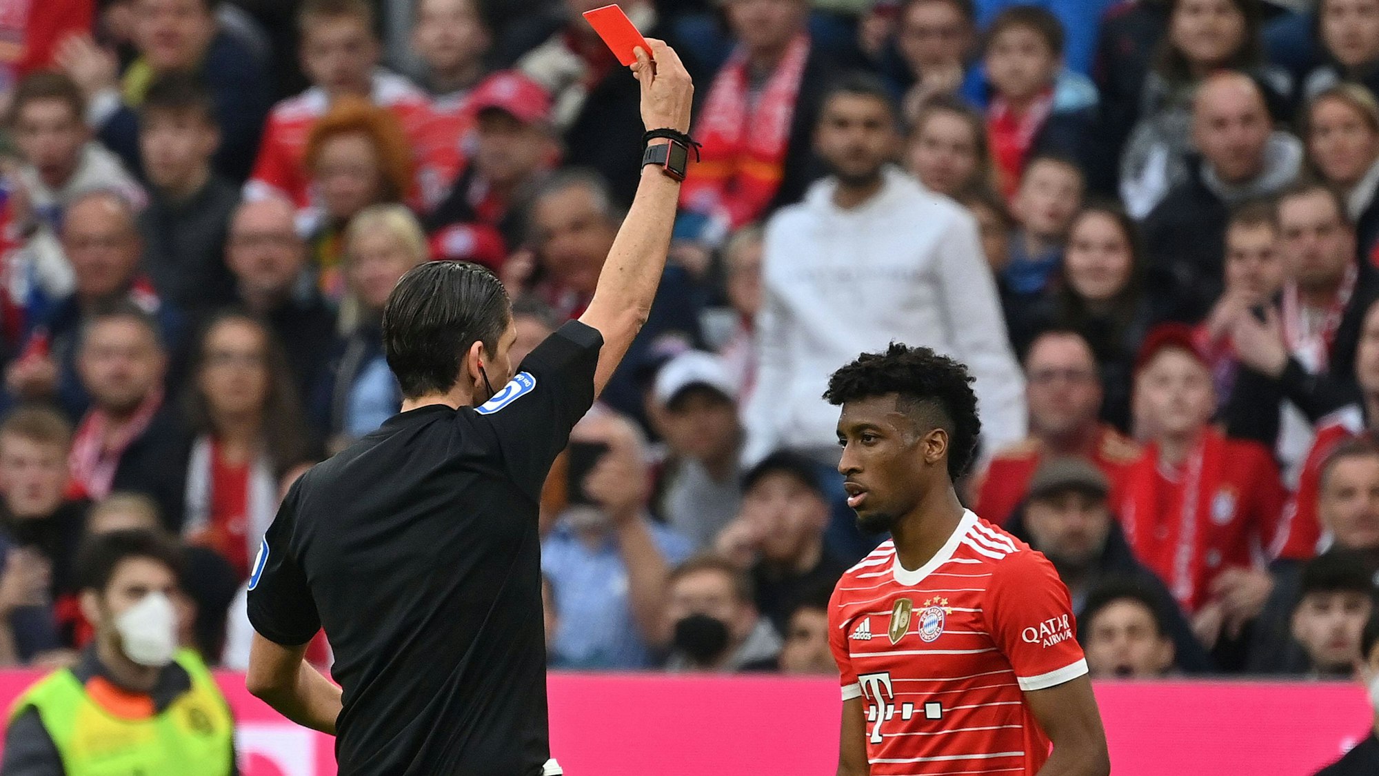 Schiedsrichter Deniz Aytekin (l.) zeigte Kingsley Coman am Sonntag (8. Mai 2022) nach einer Tätlichkeit die Rote Karte.