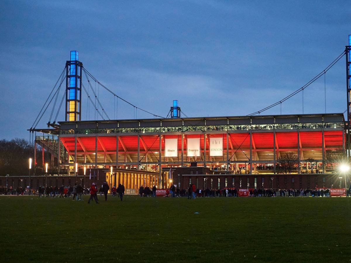 Das Rhein-Energie-Stadion in Köln ist in den Abendstunden beleuchtet
