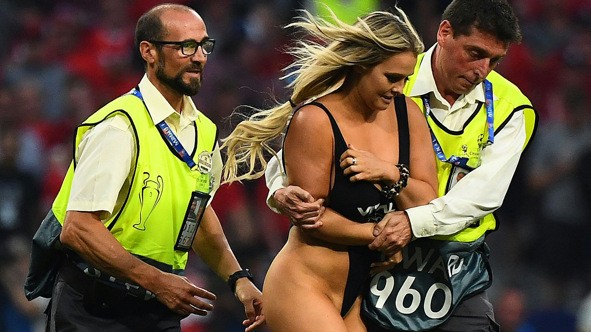 Kinsey Wolanski wird nach ihrem Auftritt als Flitzerin im Finale der Champions League am 1. Juni 2019 von Sicherheitskräften vom Platz geführt.