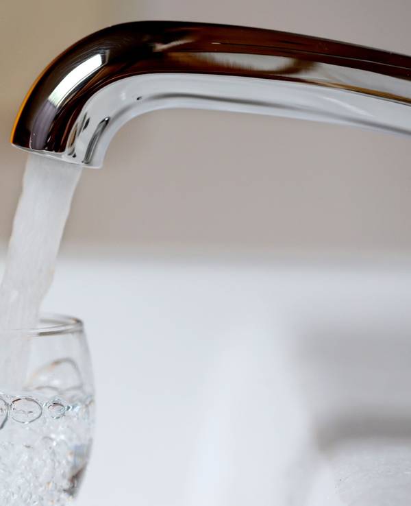 Trinkwasser wird am 28. Juli 2016 aus einem Wasserhahn in Mülheim in ein Wasserglas gefüllt.