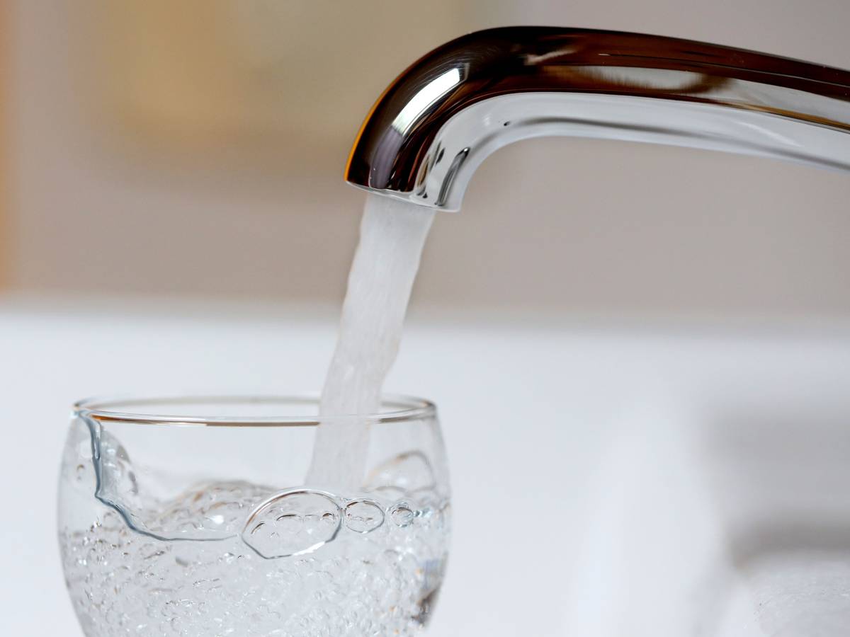 Trinkwasser wird am 28. Juli 2016 aus einem Wasserhahn in Mülheim in ein Wasserglas gefüllt.