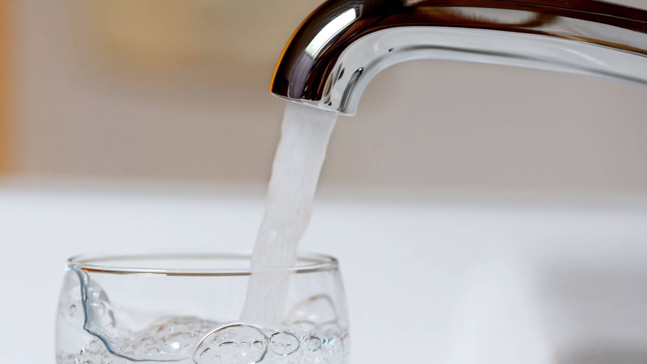 Trinkwasser wird am 28. Juli 2016 aus einem Wasserhahn in Mülheim in ein Wasserglas gefüllt.