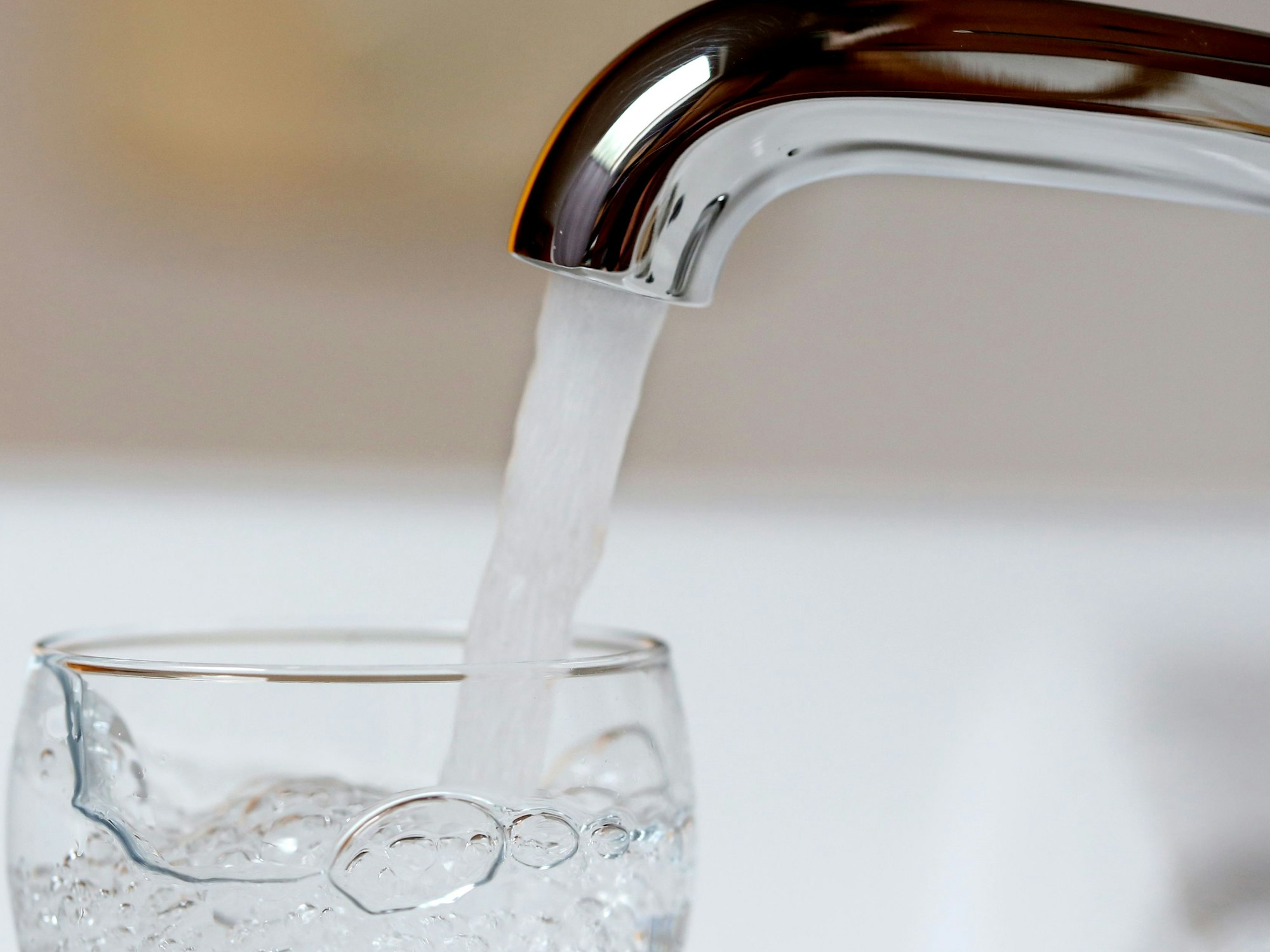 Trinkwasser wird am 28. Juli 2016 aus einem Wasserhahn in Mülheim in ein Wasserglas gefüllt.