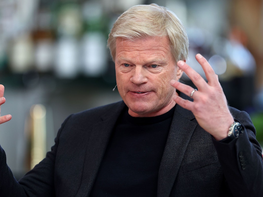 Oliver Kahn gestikuliert beim „Doppelpass“.