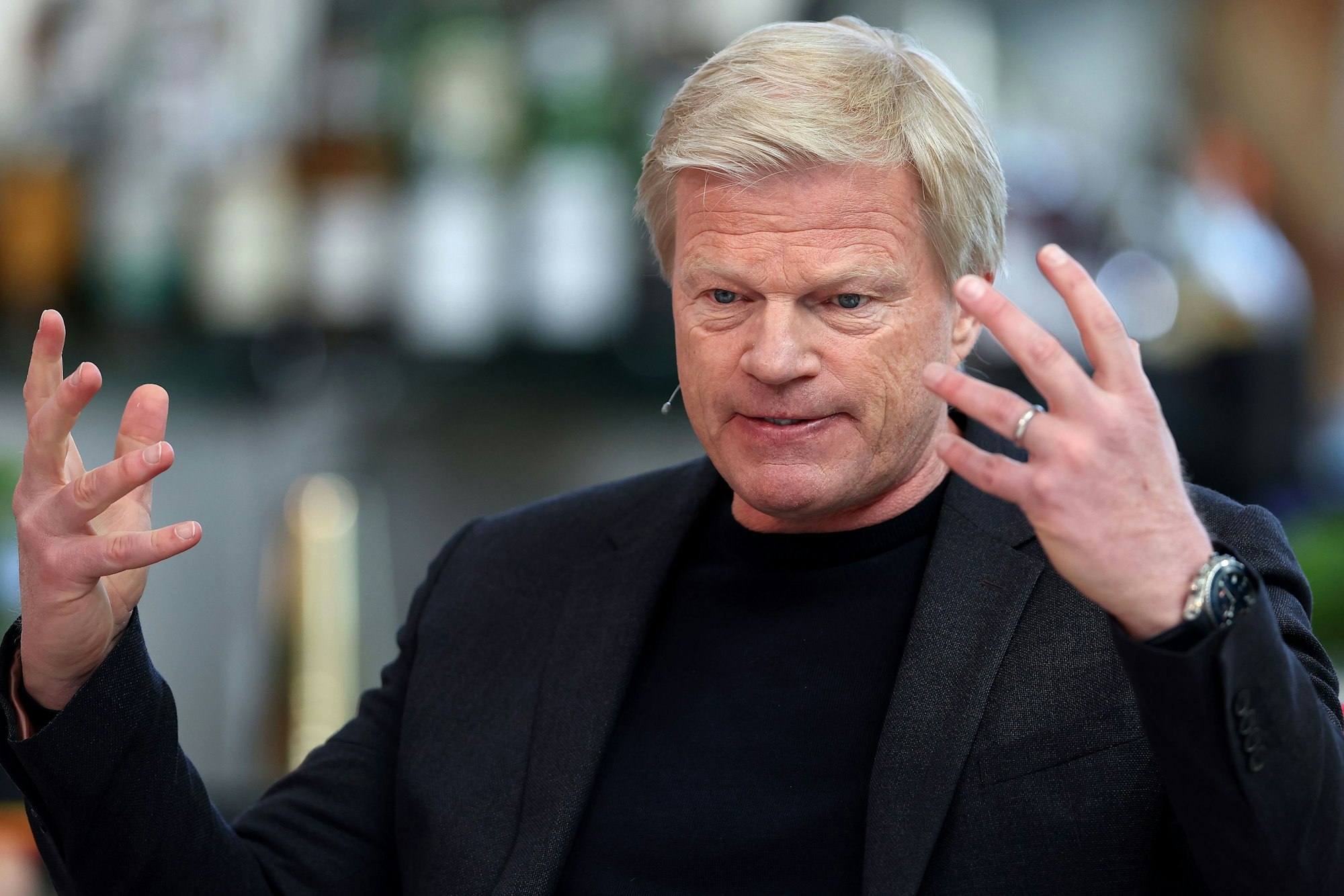 Oliver Kahn gestikuliert beim „Doppelpass“.