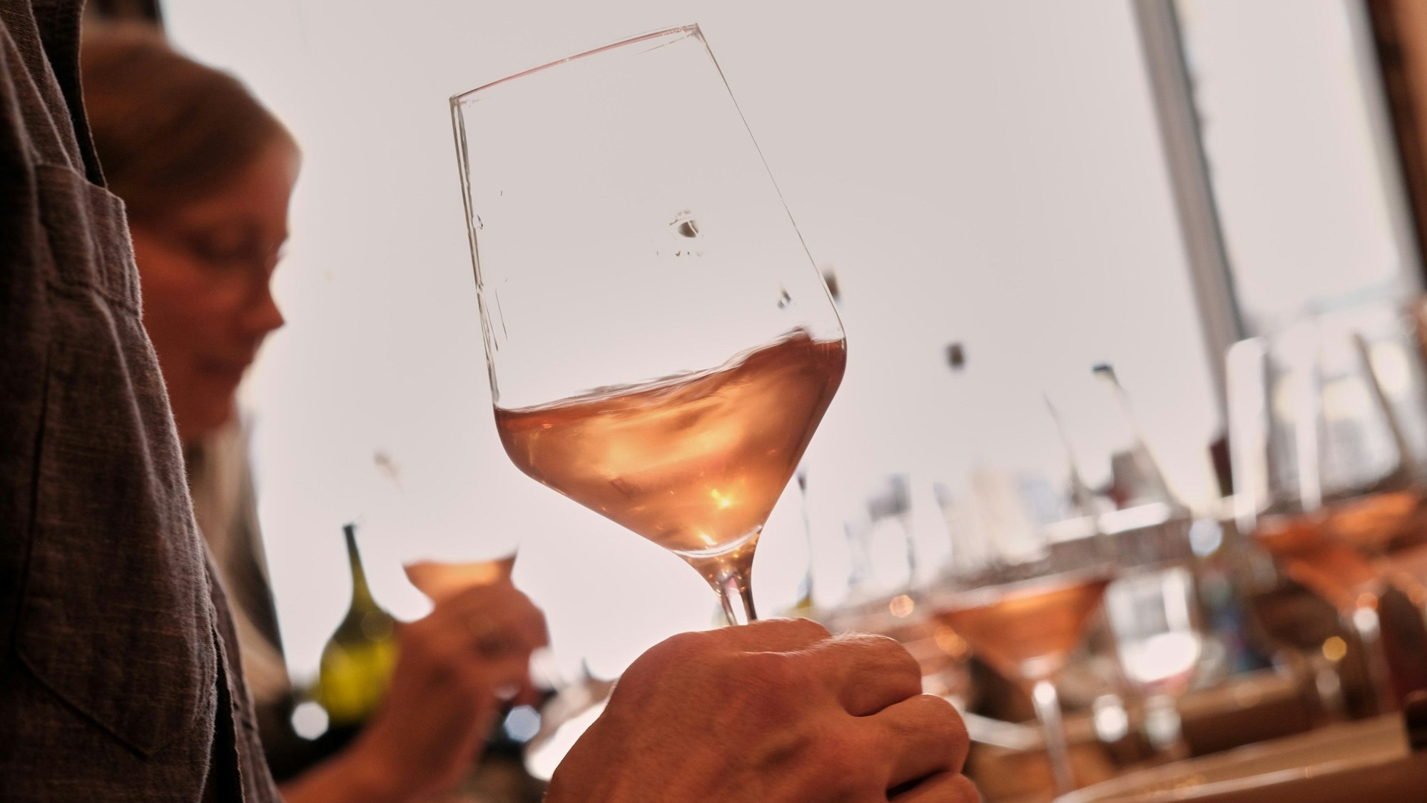 Gast hält ein Weinglas in der Hand