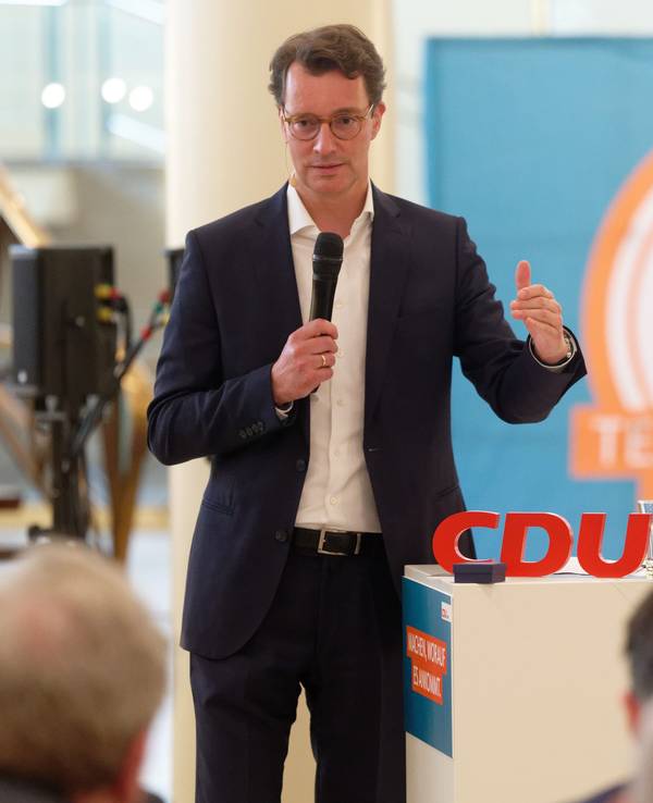 Hendrik Wüst, Spitzenkandidat der CDU zur Landtagswahl in Nordrhein-Westfalen, spricht bei einer Wahlkampfveranstaltung im Gürzenich in Köln.