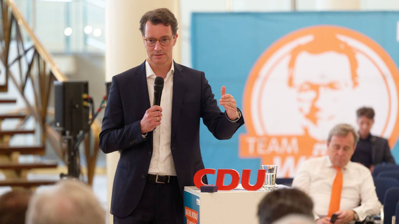 Hendrik Wüst, Spitzenkandidat der CDU zur Landtagswahl in Nordrhein-Westfalen, spricht bei einer Wahlkampfveranstaltung im Gürzenich in Köln.