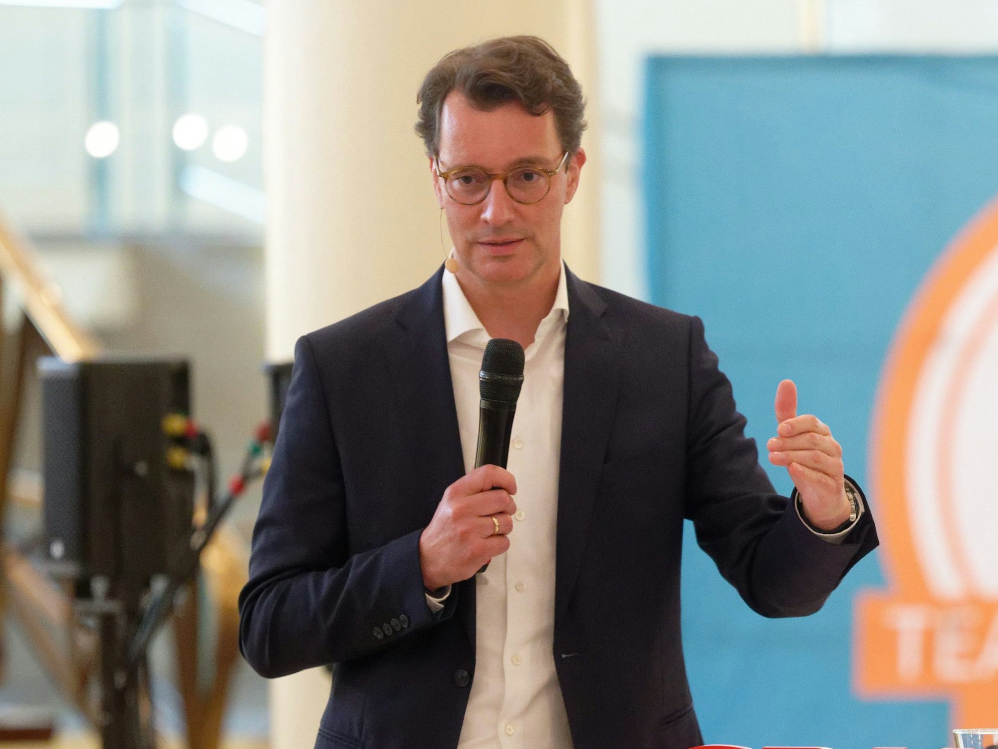 Hendrik Wüst, Spitzenkandidat der CDU zur Landtagswahl in Nordrhein-Westfalen, spricht bei einer Wahlkampfveranstaltung im Gürzenich in Köln.