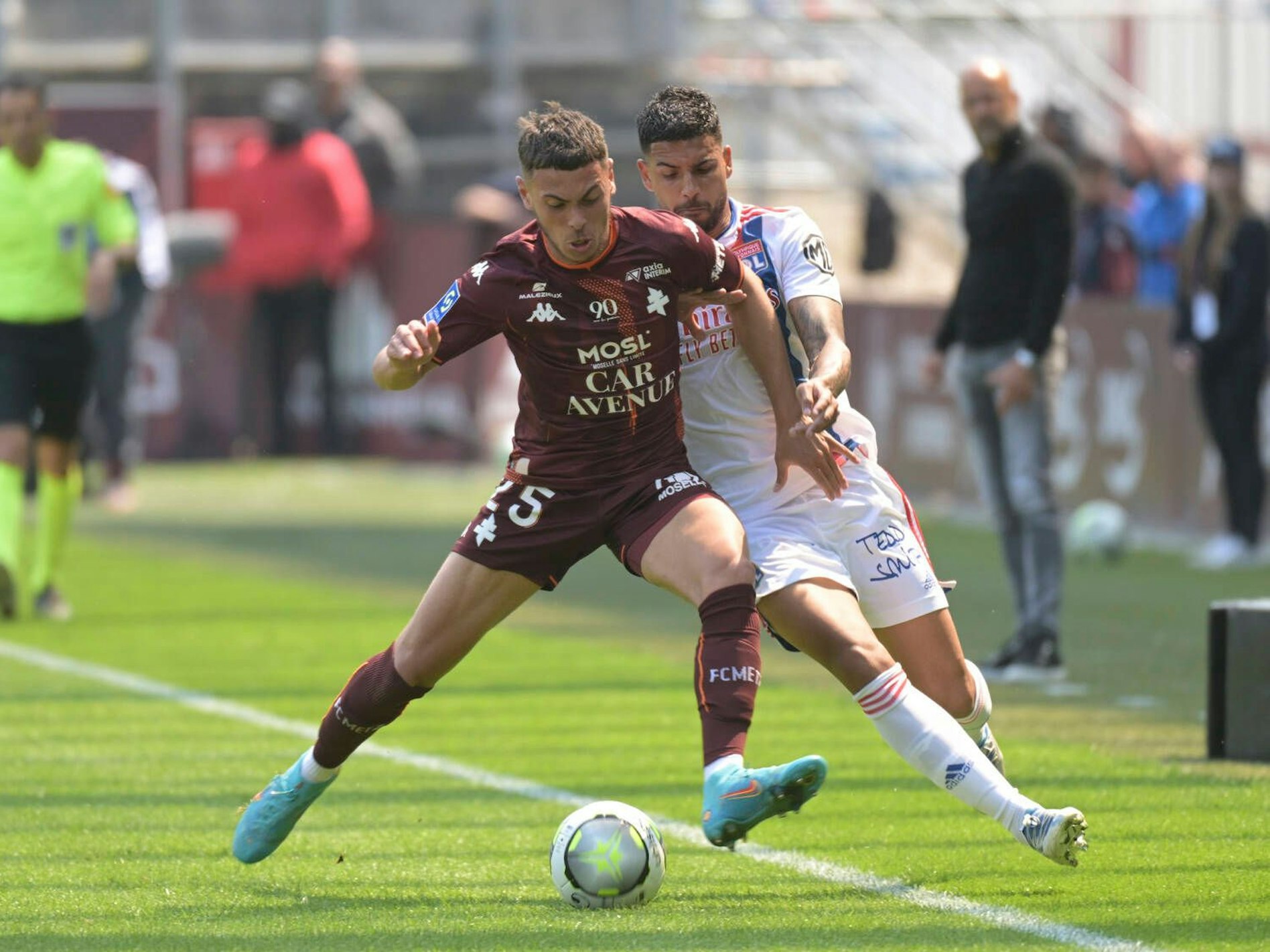 William Mikelbrencis im Zweikampf mit Emerson (r.).