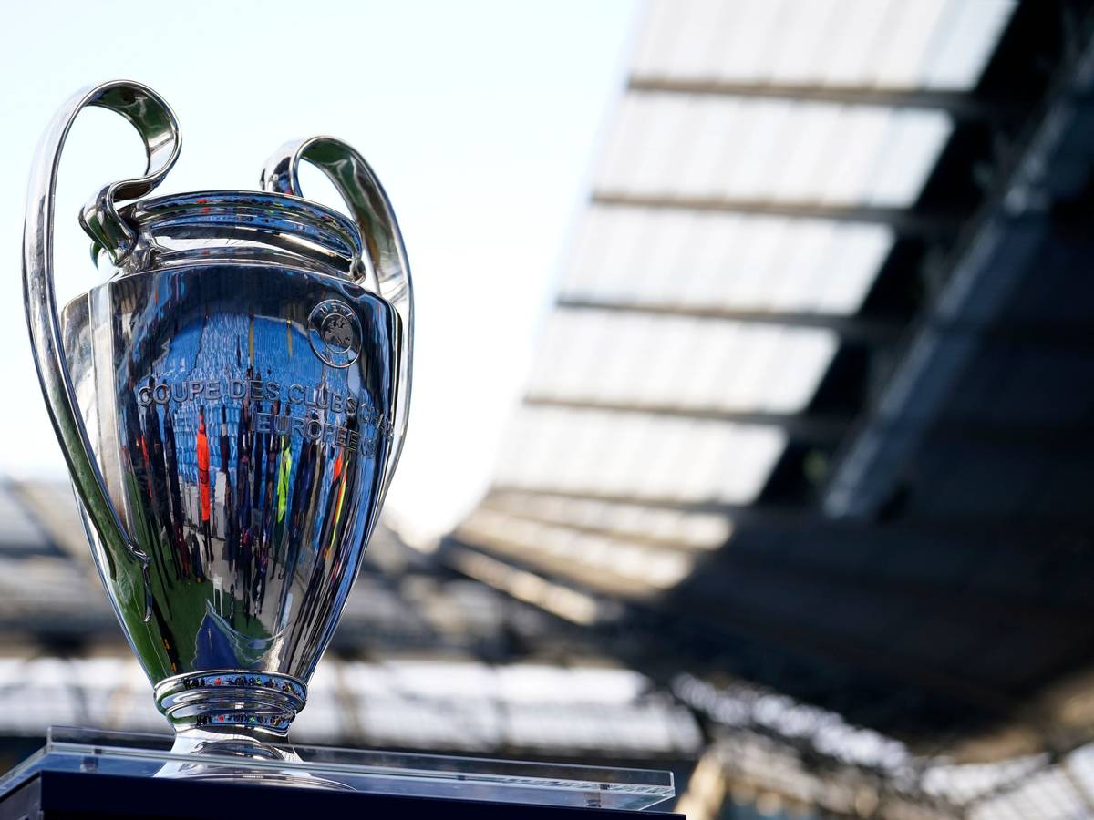 Fußball: Champions League, K.o.-Runde, Halbfinale, Hinspiel, Manchester City – Real Madrid im Etihad-Stadion: Die Trophäe der Champions League ist vor Spielbeginn zu sehen.