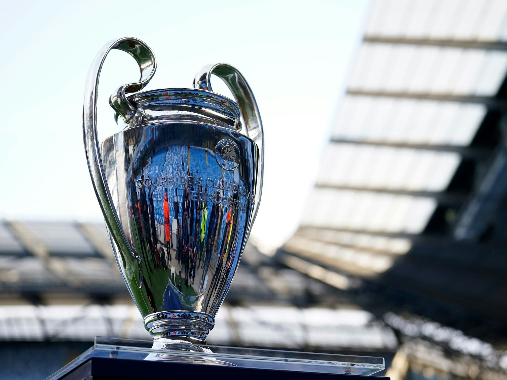 Fußball: Champions League, K.o.-Runde, Halbfinale, Hinspiel, Manchester City – Real Madrid im Etihad-Stadion: Die Trophäe der Champions League ist vor Spielbeginn zu sehen.