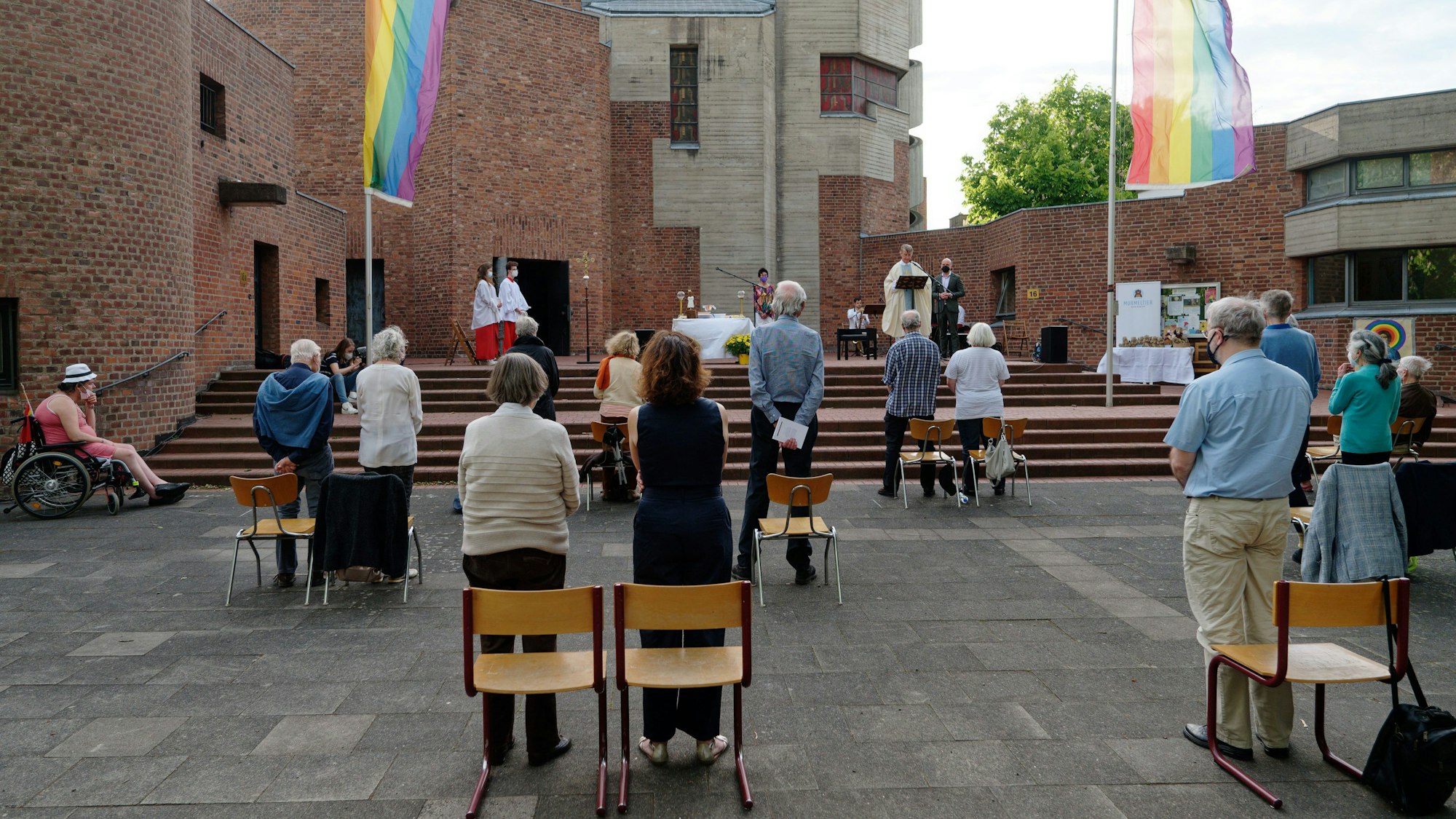 ARCHIV - 09.05.2021, Nordrhein-Westfalen, Köln: Pfarrer Ulrich Hinzen steht bei einem Open-Air-Segnungsgottesdienst für Liebende vor der Kirche Christi Auferstehung neben dem Altar. (zu dpa: «Nächste Woche wieder Segnungsgottesdienste für queere Menschen») Foto: Henning Kaiser/dpa +++ dpa-Bildfunk +++