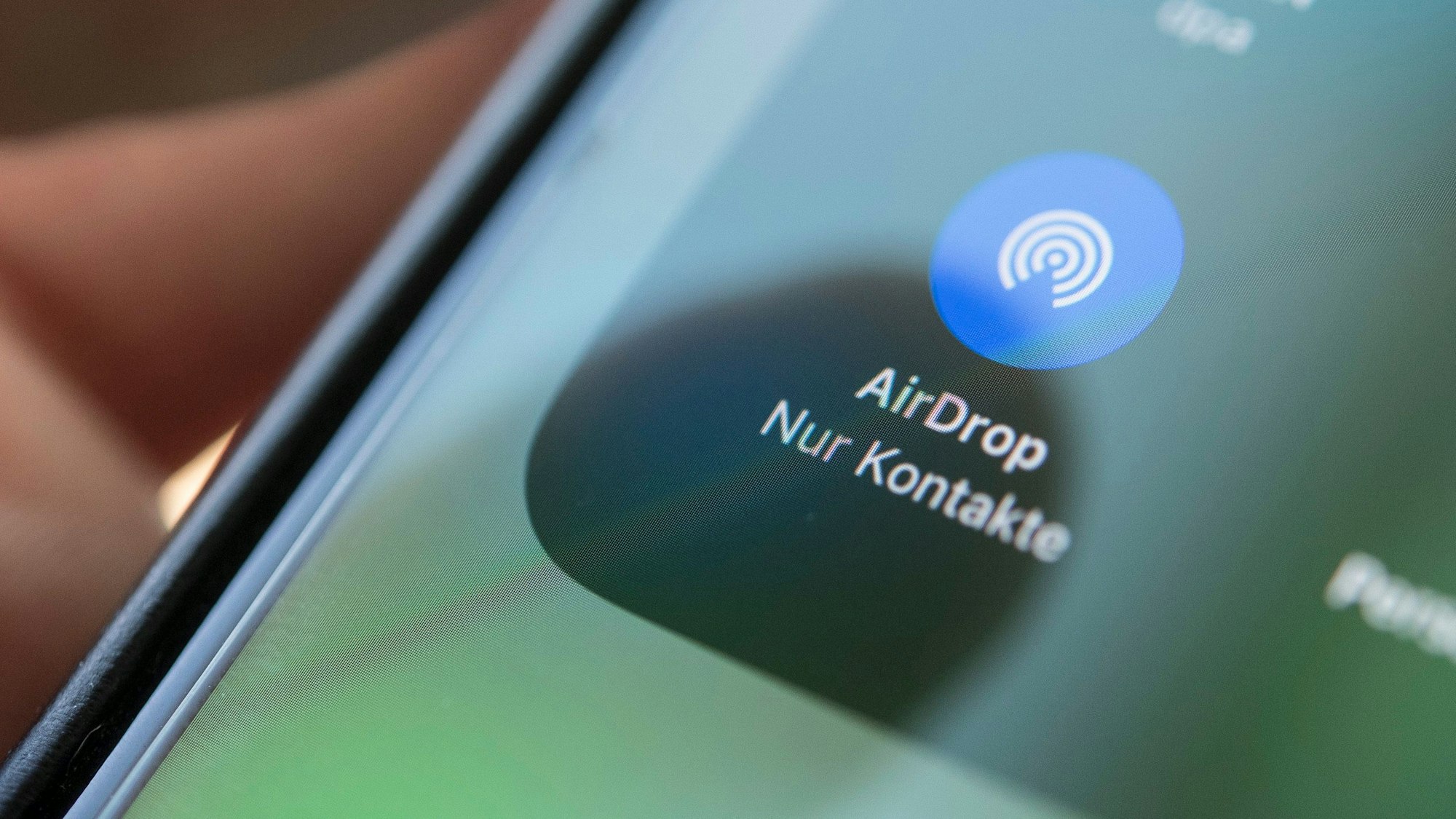 Per „AirDrop“ sollen Passagiere Bilder von Flugzeugabstürzen auf ihre Handys erhalten haben. Das Symbolbild stammt vom 16. Mai 2019.