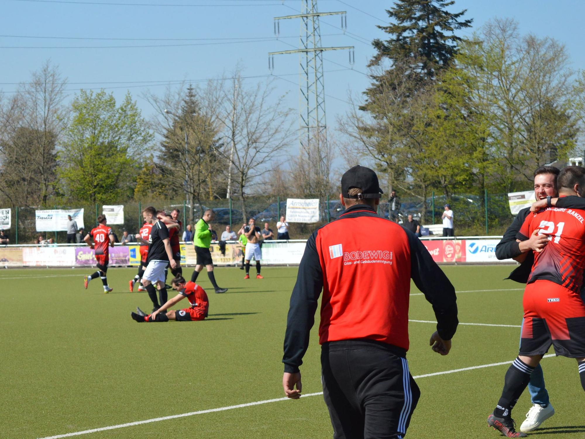 Amateurfußballspiel zwischen Lülsdorf und Niederkassel. Lülsdorf jubelt über den Derbysieg.