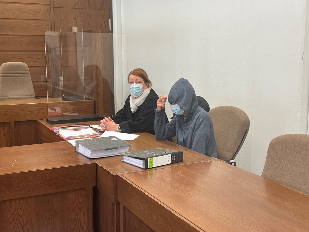 Frau im Gerichtsaal, die ihren Bruder mit Medikamenten-Shake getötet haben soll.