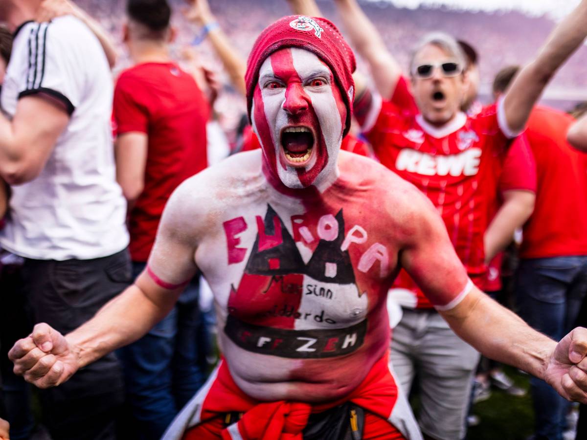 Die Fans des 1. FC Köln feiern den Einzug in den Europapokal im Rhein-Energie-Stadion.