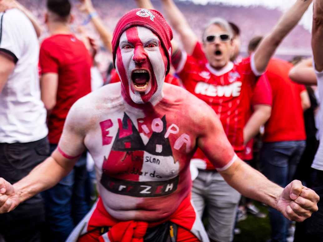 Die Fans des 1. FC Köln feiern den Einzug in den Europapokal im Rhein-Energie-Stadion.