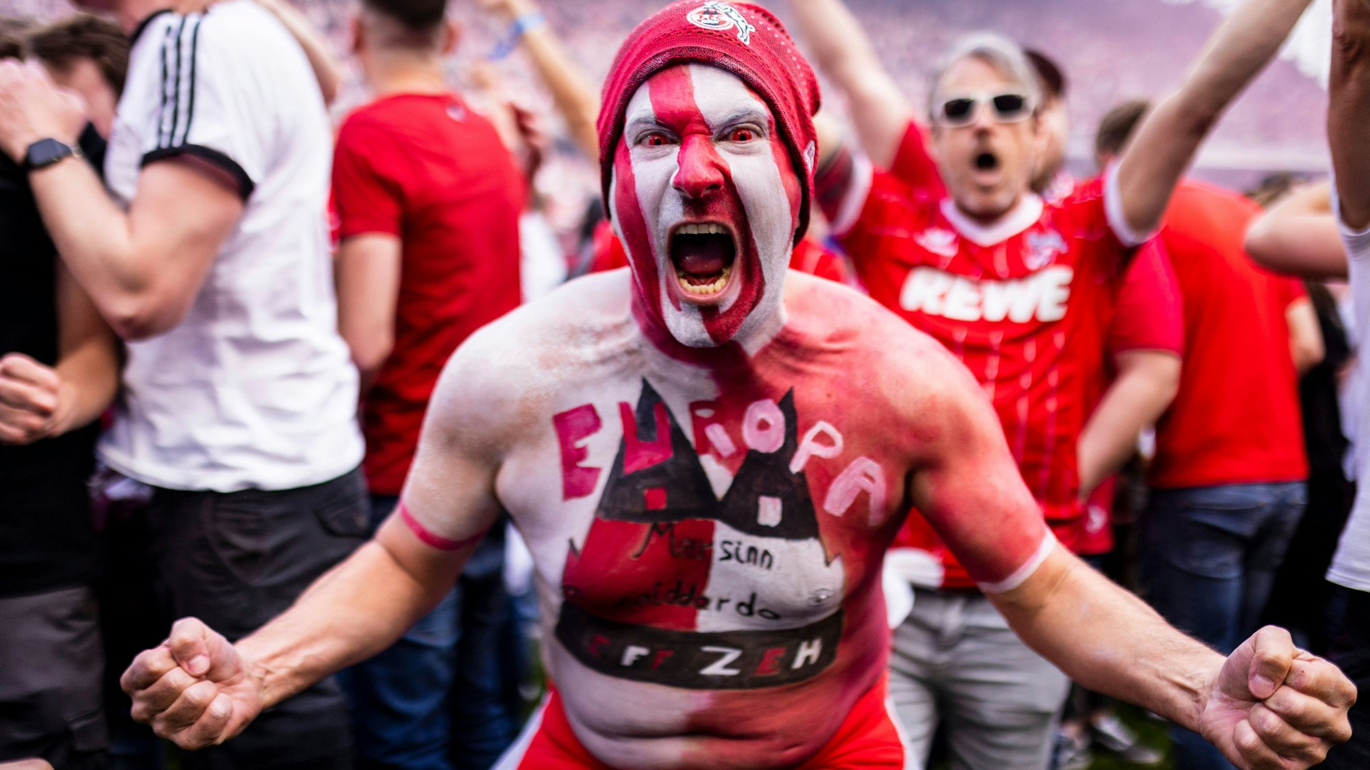 Die Fans des 1. FC Köln feiern den Einzug in den Europapokal im Rhein-Energie-Stadion.